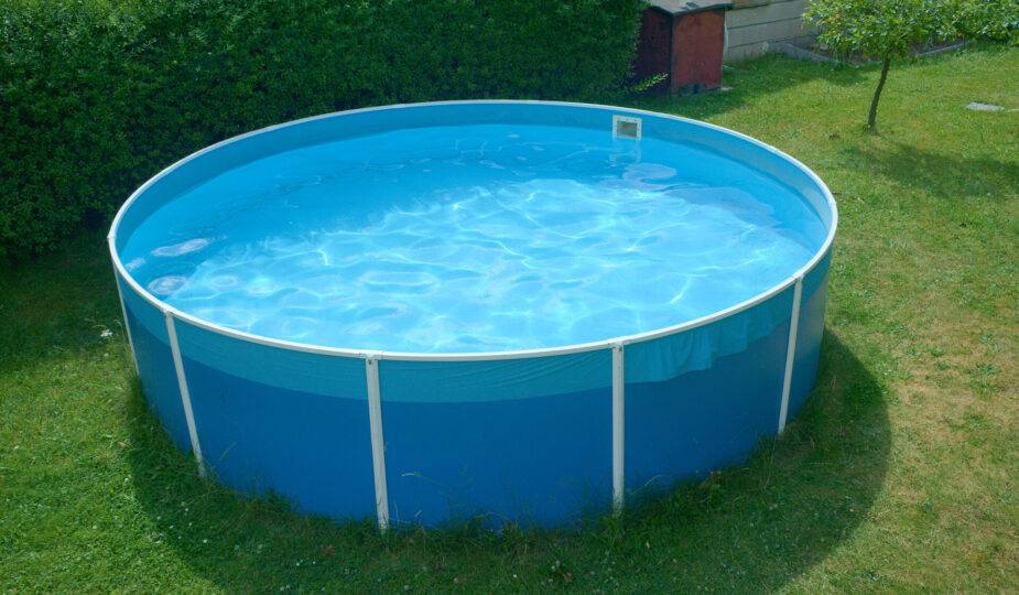 Stahlwandpool oval im Garten