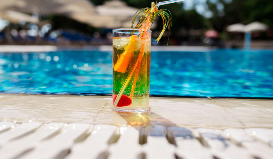 Fruchtcocktailglas am Pool