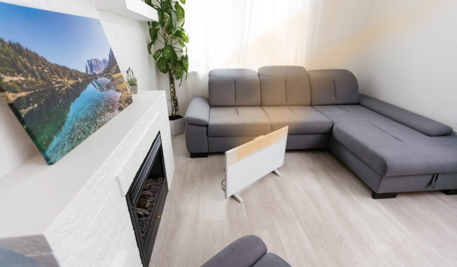 Moderne Elektro-Infrarotheizung im Wohnzimmer.