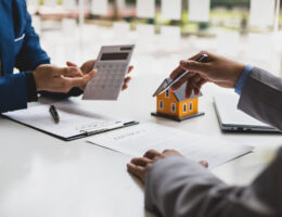 Immobilienmakler erläutern Gebühren und Budgets