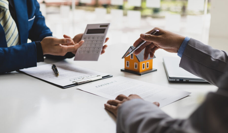Immobilienmakler erläutern Gebühren und Budgets