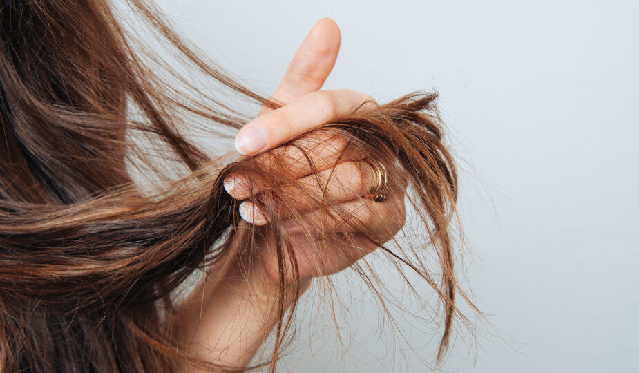 Pflegebedürftige Haare einer jungen Frau