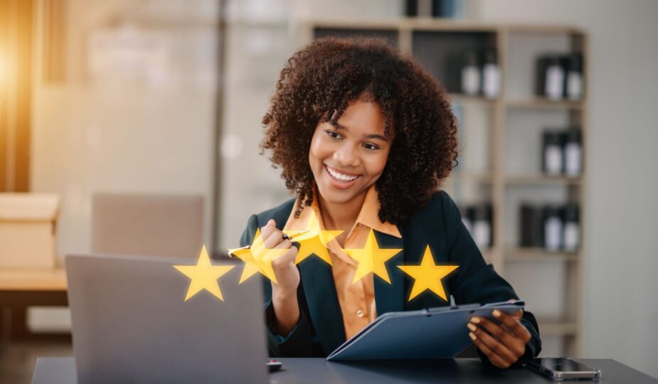 Frau bewertet Testprodukte