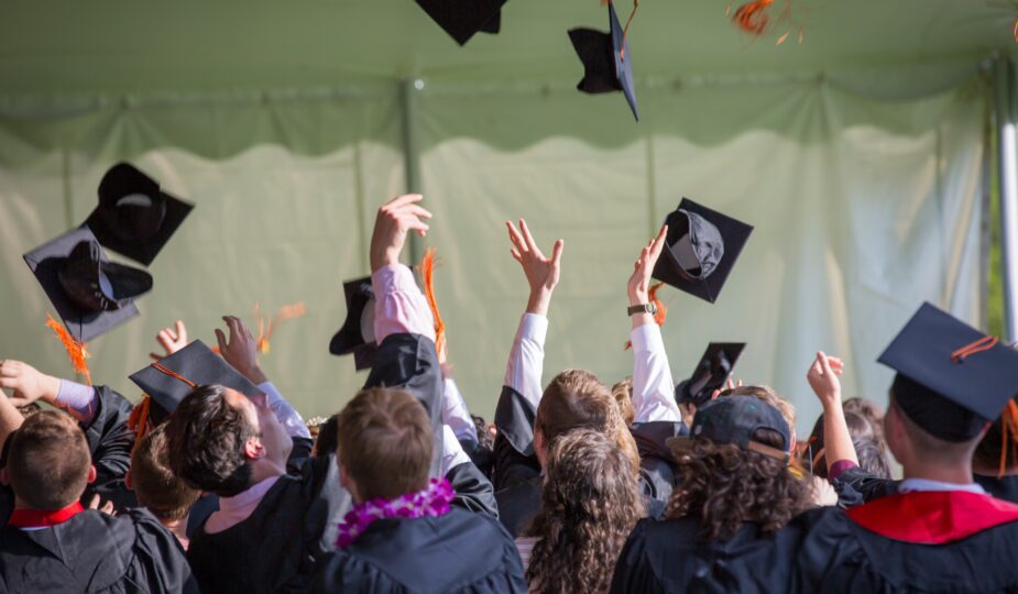 Studenten feiern ihren Abschluss