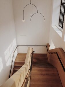 Foto einer braunen Holztreppe