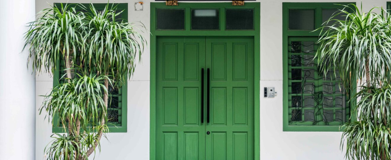 Asiatischer Hausstil. Haustüren Grün