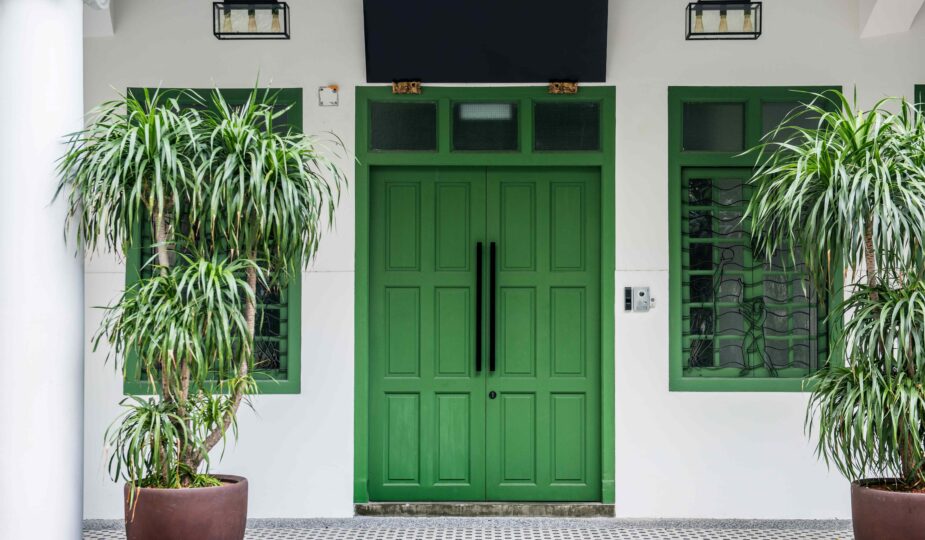 Asiatischer Hausstil. Haustüren Grün