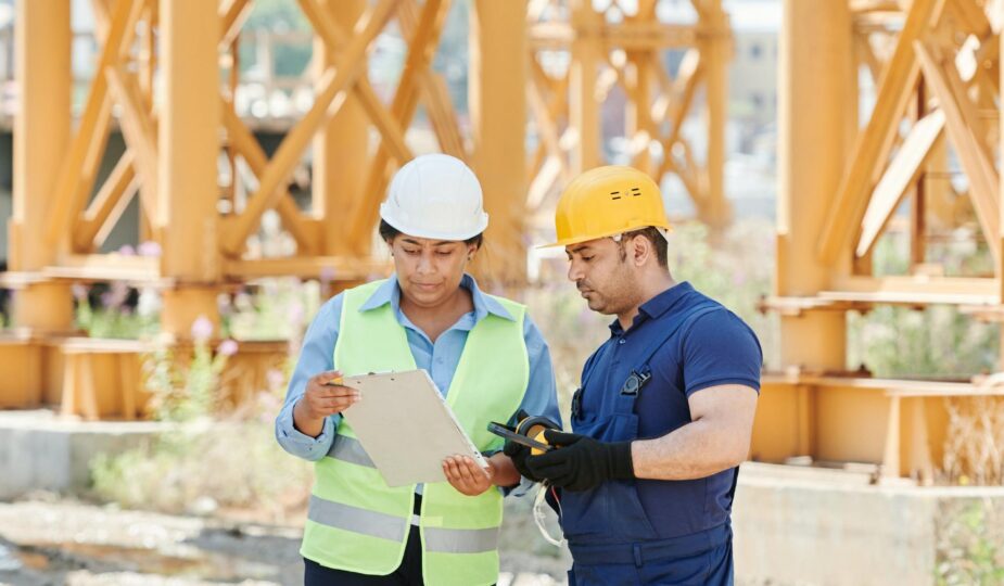 zwei Ingenieure auf einer baustelle