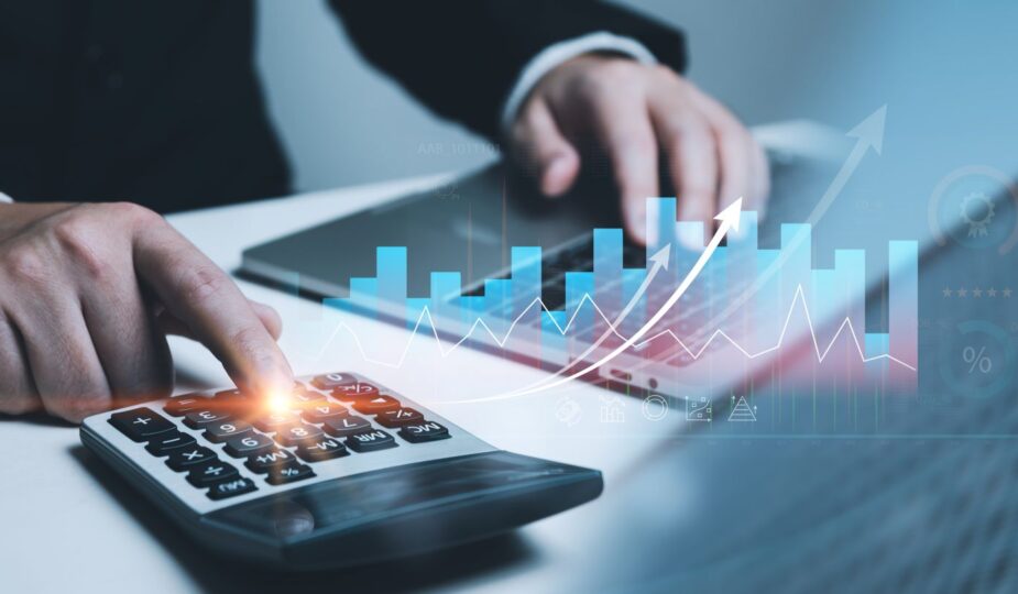 Eine Person benutzt einen Taschenrechner und arbeitet an einem Laptop, während Grafiken und Diagramme im Vordergrund erscheinen. Effektive Finanzstrategie und Budgetplanung mit Lotto Vollsystem.