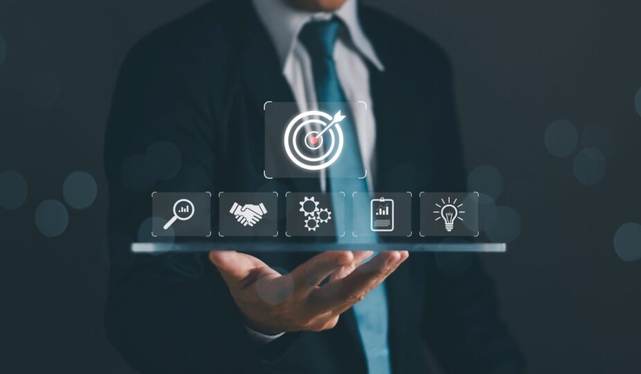 Geschäftsmann hält digitale Symbole für Zielmanagement.