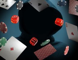 Ein vermummter Hacker mit schwebenden Spielkarten, Würfeln und Chips, der symbolisch betrügerische Aktivitäten in Online-Casinos darstellt – online casino geld zurück.