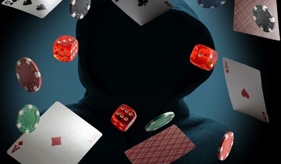 Ein vermummter Hacker mit schwebenden Spielkarten, Würfeln und Chips, der symbolisch betrügerische Aktivitäten in Online-Casinos darstellt – online casino geld zurück.