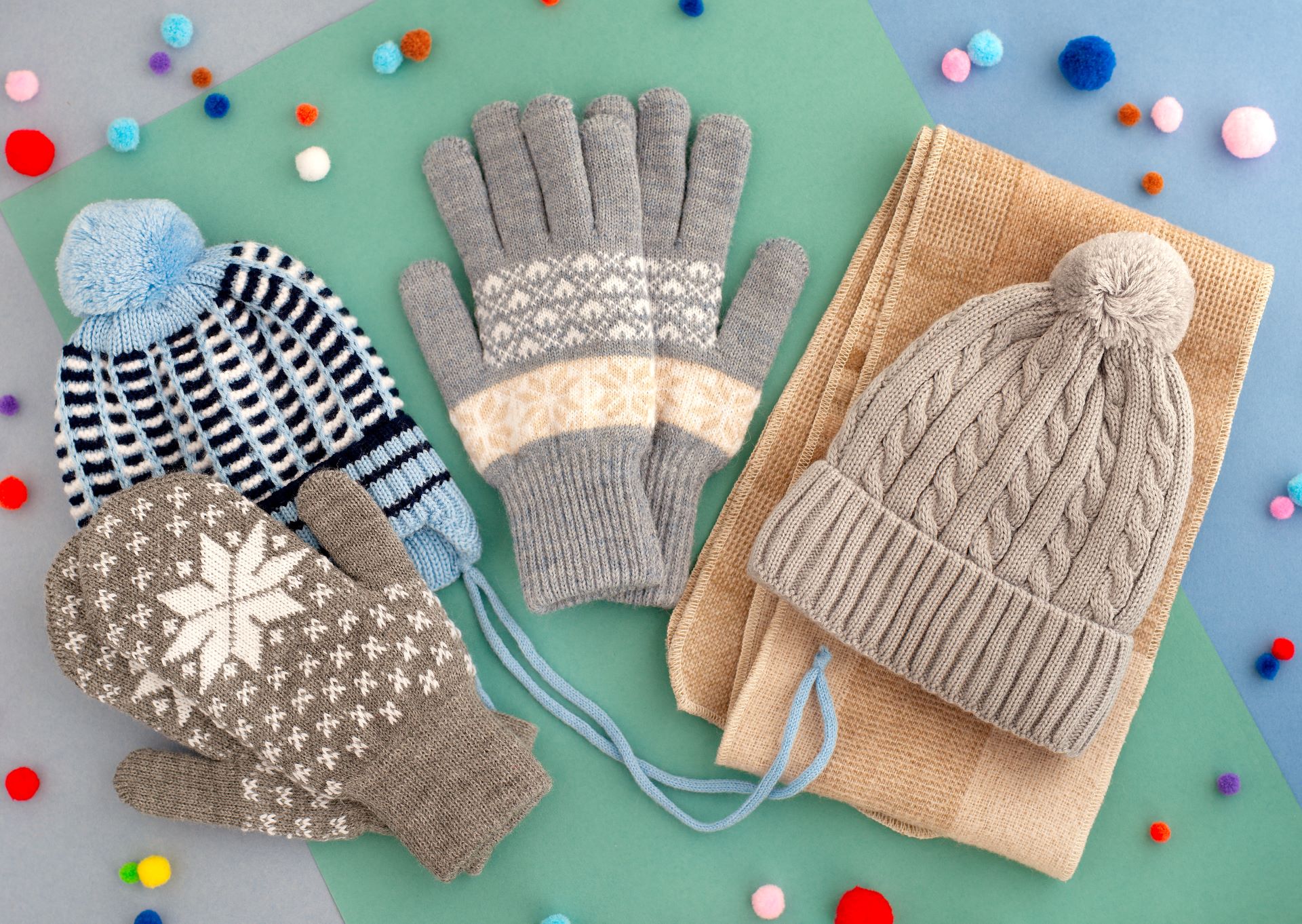 Warme Winteraccessoires mit Alpaka Mütze, Handschuhen und Schal.