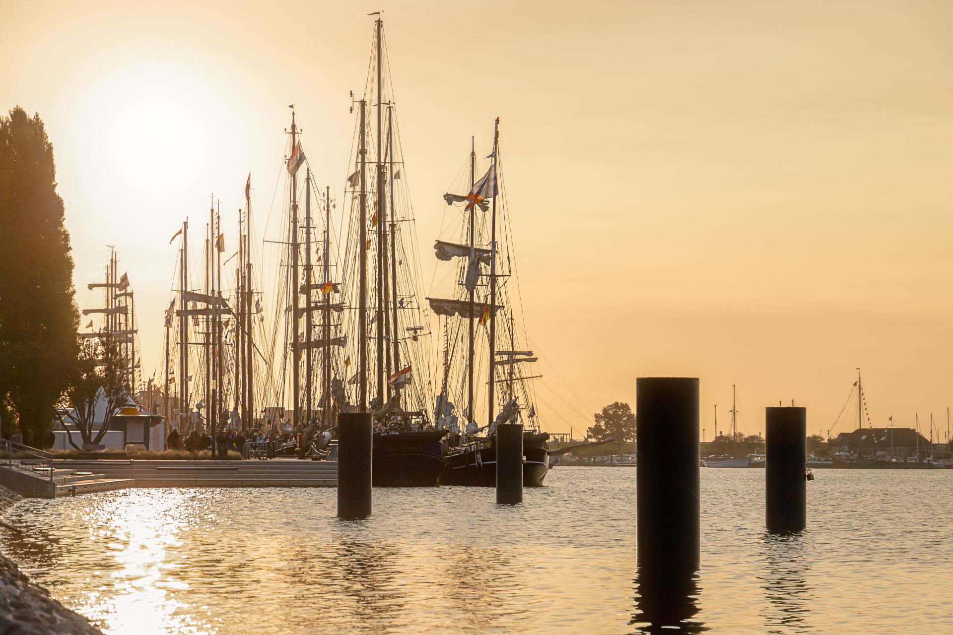 Hafenpanorama in Wilhelmshaven bei Sonnenuntergang.