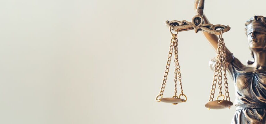 Detailaufnahme einer Justitia-Statue mit Waage, symbolisch für Recht und Gerechtigkeit – Ihr Anwalt Bonn für professionelle juristische Unterstützung.