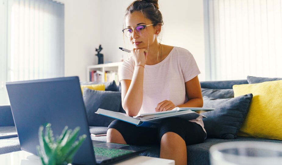 Junge Frau lernt am Laptop – E-Learning Anbieter und digitale Selbstinvestition im Alltag