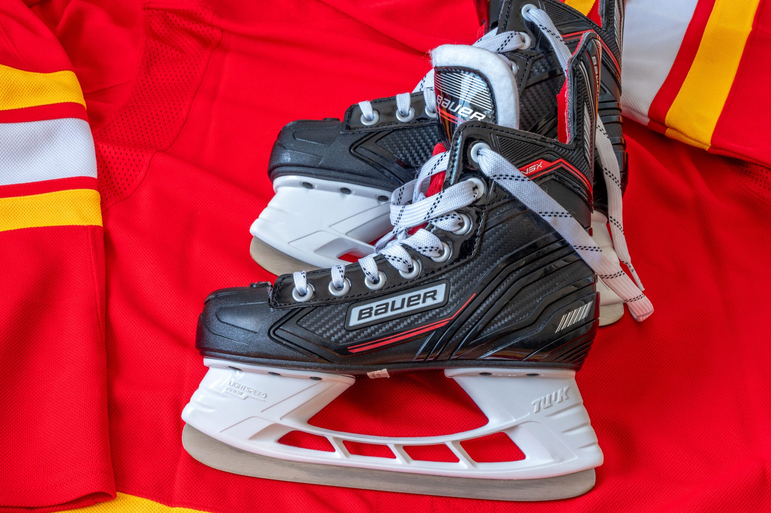 Bauer Schlittschuhe auf rotem Trikot