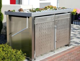 Mülltonnenbox aus Edelstahl mit Pflanzdach in moderner Vorgartengestaltung