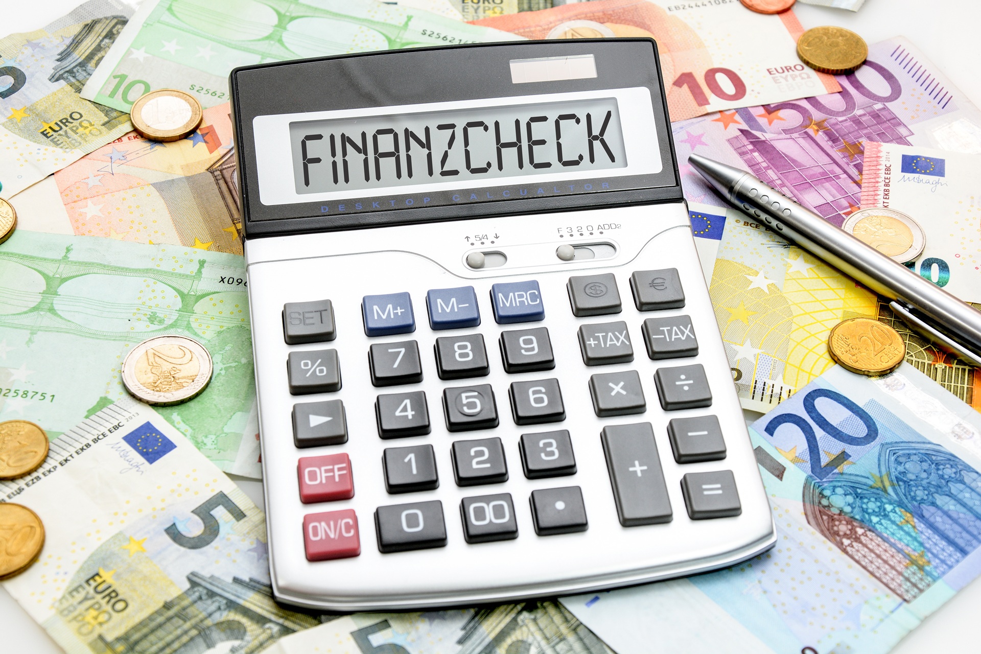 Kostencheck auf Taschenrechner mit Geldscheinen | Druckmessdose