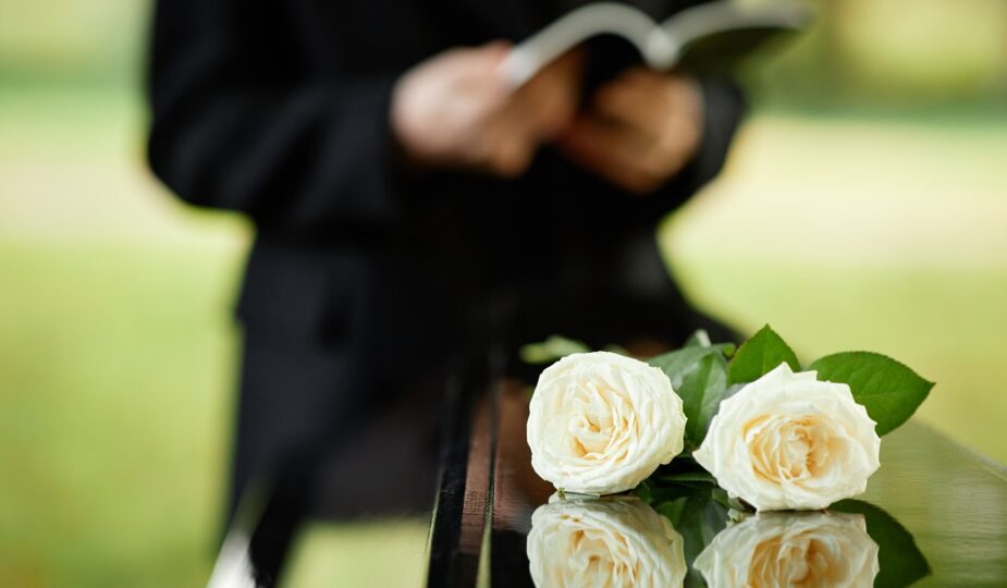 Weißer Rosenschmuck auf dunklem Sarg | Beerdigungen Hofheim