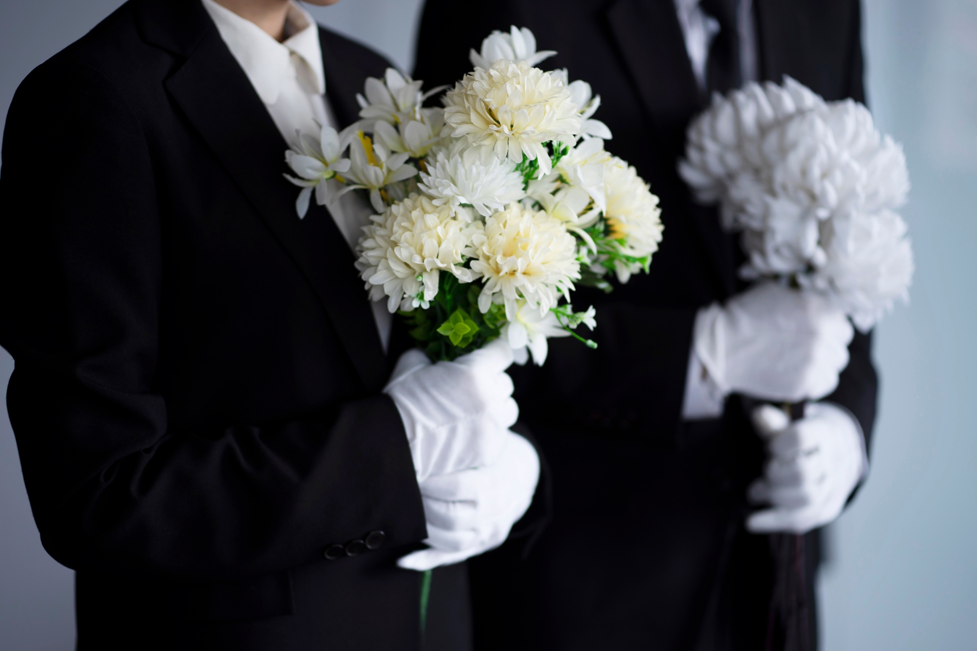 Trauernde mit Blumen in Schwarz | Beerdigungen Hofheim

