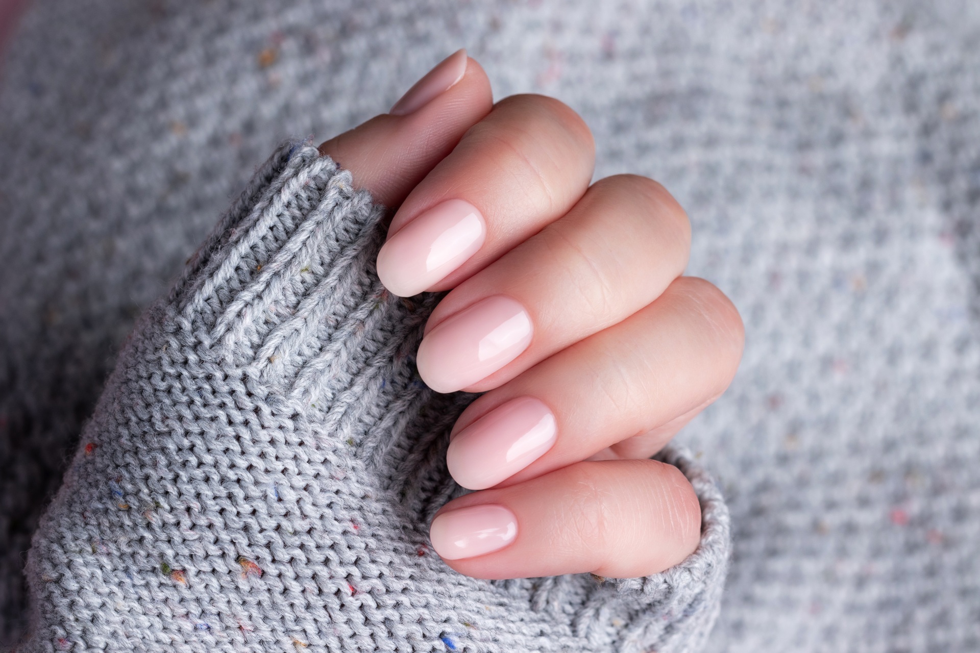 Selbstgemachte Maniküre in Rosé | Haarteile

