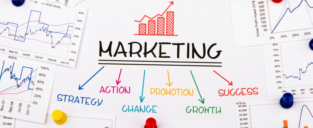 Marketingplan mit Charts und Konzeptpfeilen | Notizblöcke mit Logo