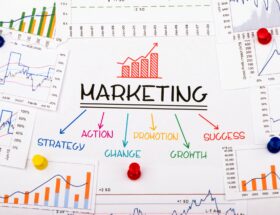 Marketingplan mit Charts und Konzeptpfeilen | Notizblöcke mit Logo