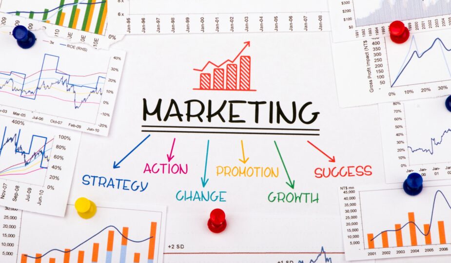 Marketingplan mit Charts und Konzeptpfeilen | Notizblöcke mit Logo