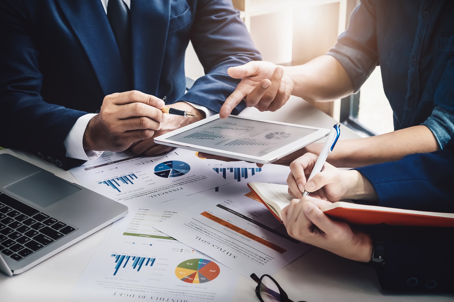 Marketingmeeting mit Diagrammen und Notizen | Notizblöcke mit Logo

