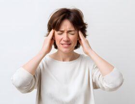 Frau mit Anzeichen von Reizueberflutung | was ist Breathwork
