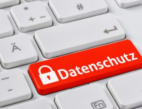 Tastatur mit roter Taste für Datenschutz | E-Mail Sicherheit