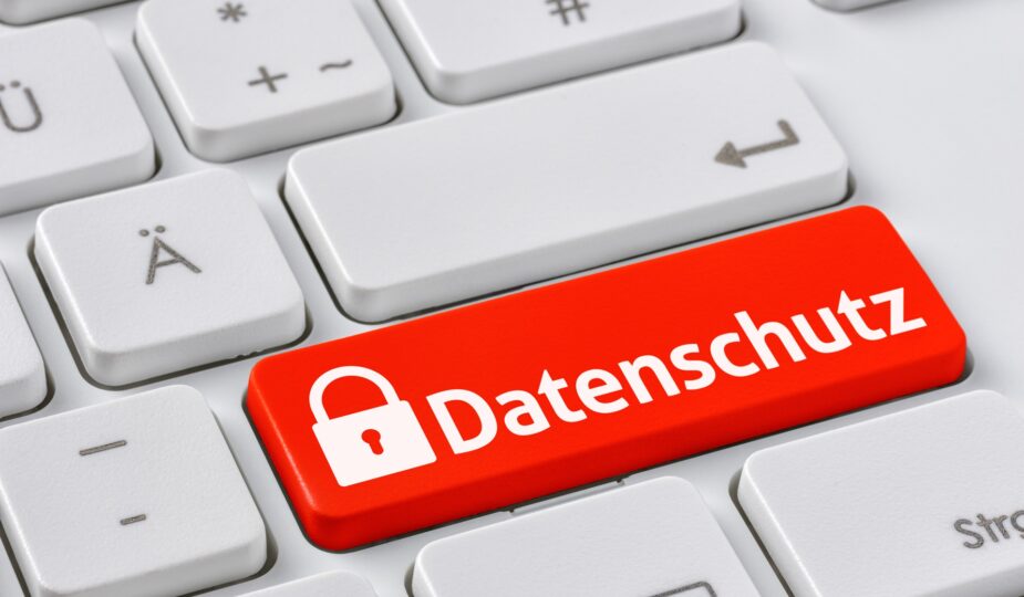 Tastatur mit roter Taste für Datenschutz | E-Mail Sicherheit