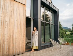 Frau mit Kaffee auf Terrasse eines Wellnesshotels in Bayern