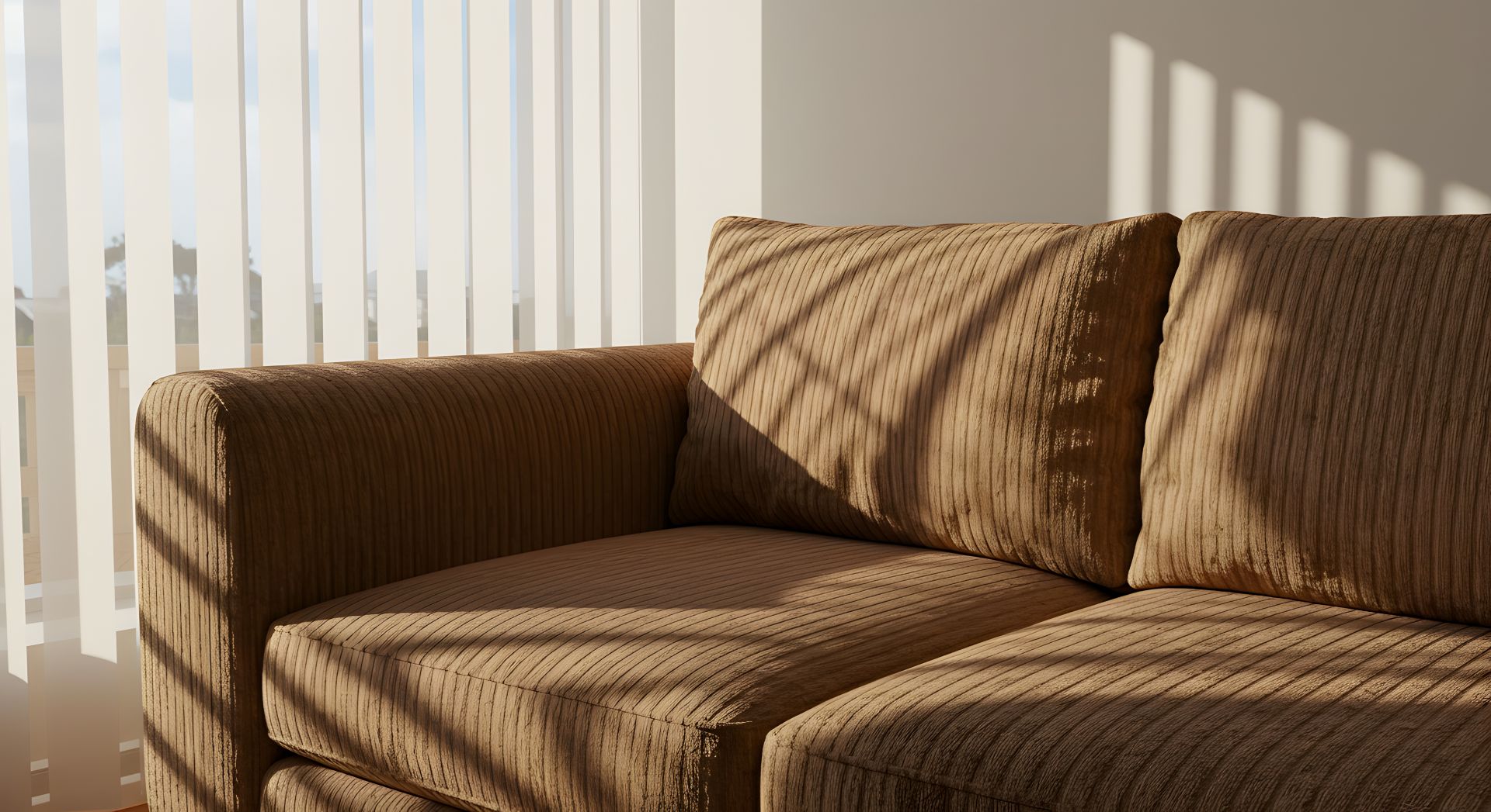beiges sofa aus cordstoff im modernen wohnzimmer mit licht und schatten