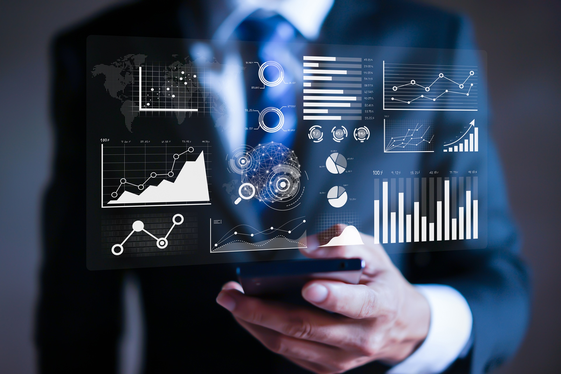 Unternehmer analysiert digitale Geschäftsdaten | Lohnabrechnung Outsourcing