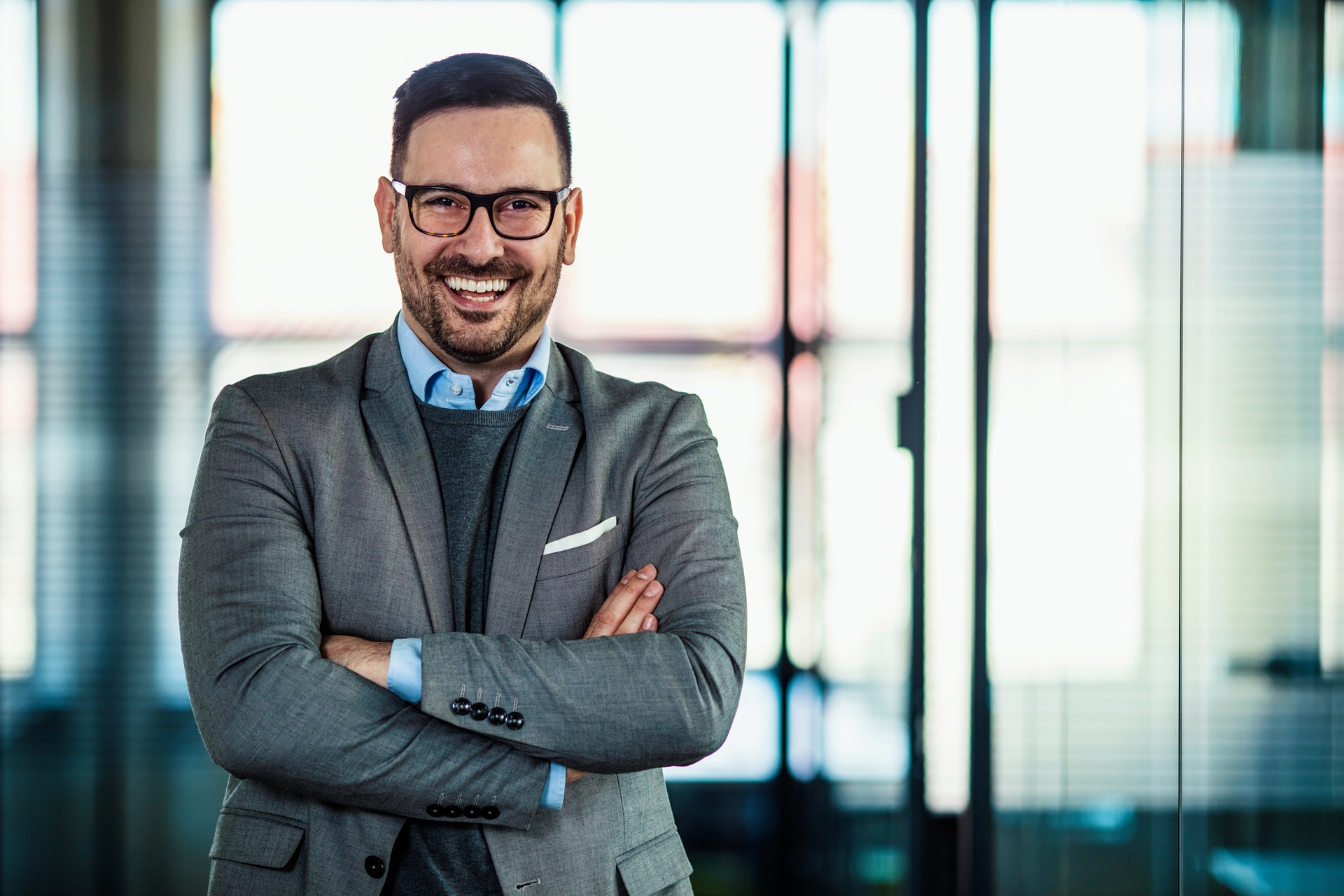 Zufriedener Unternehmer in modernen Buero | Lohnabrechnung Outsourcing