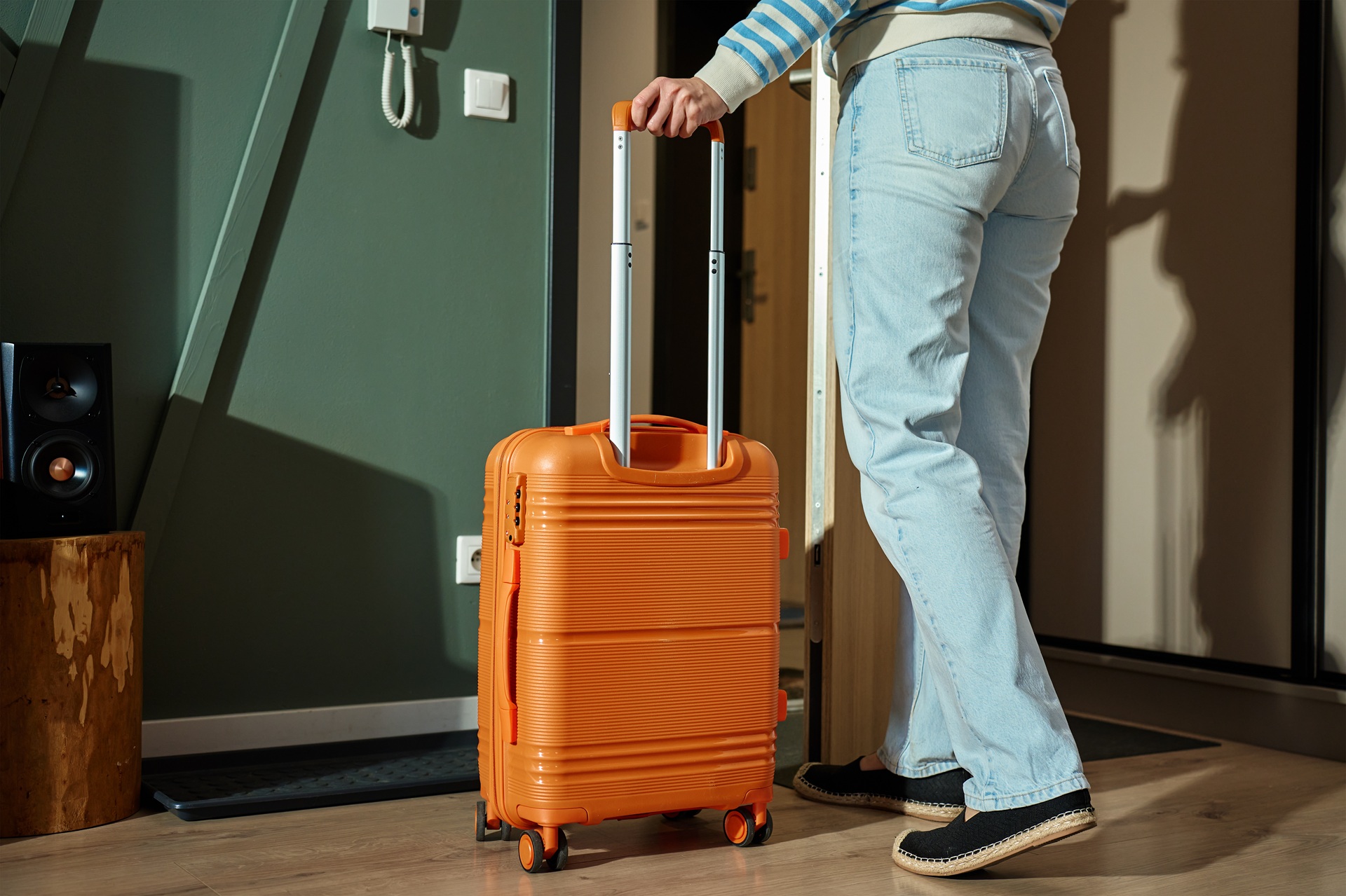 Reisender mit Koffer beim Betreten der Unterkunft | Nonnenhorn Ferienwohnung