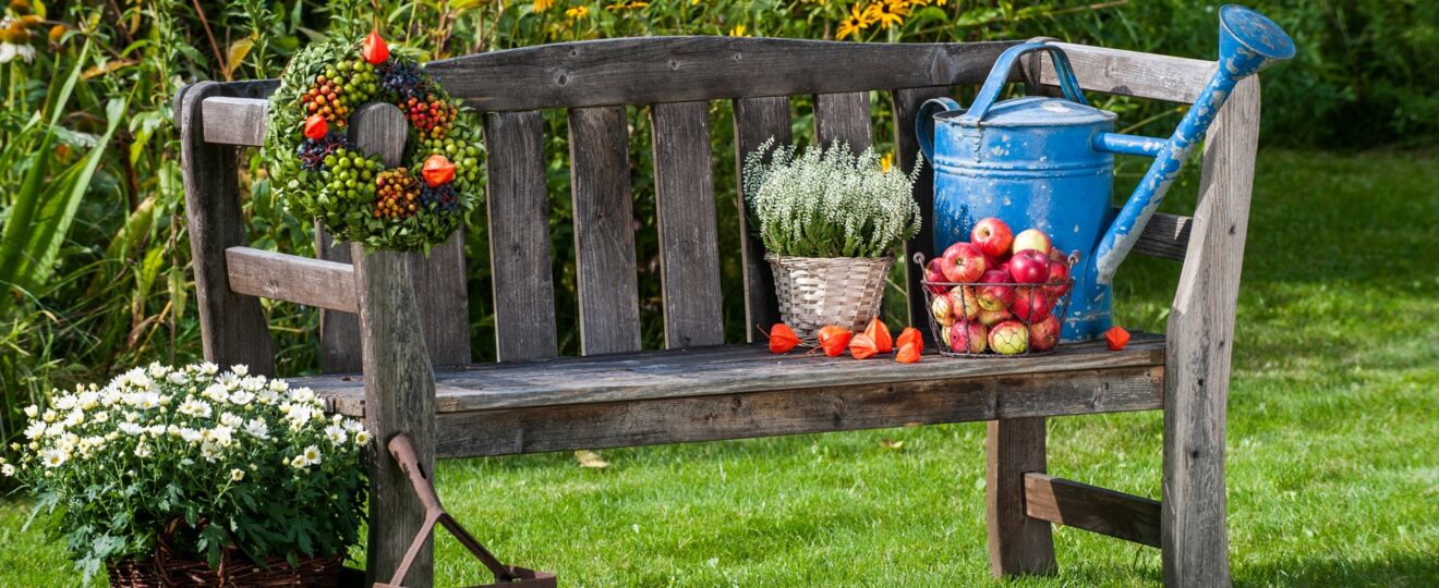 Gießkanne und Apfelkorb auf Bank | Gartendeko