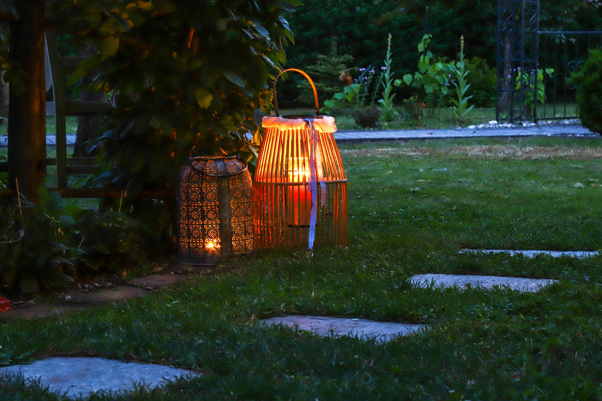 Laternen am Weg im Abendlicht | Gartendeko