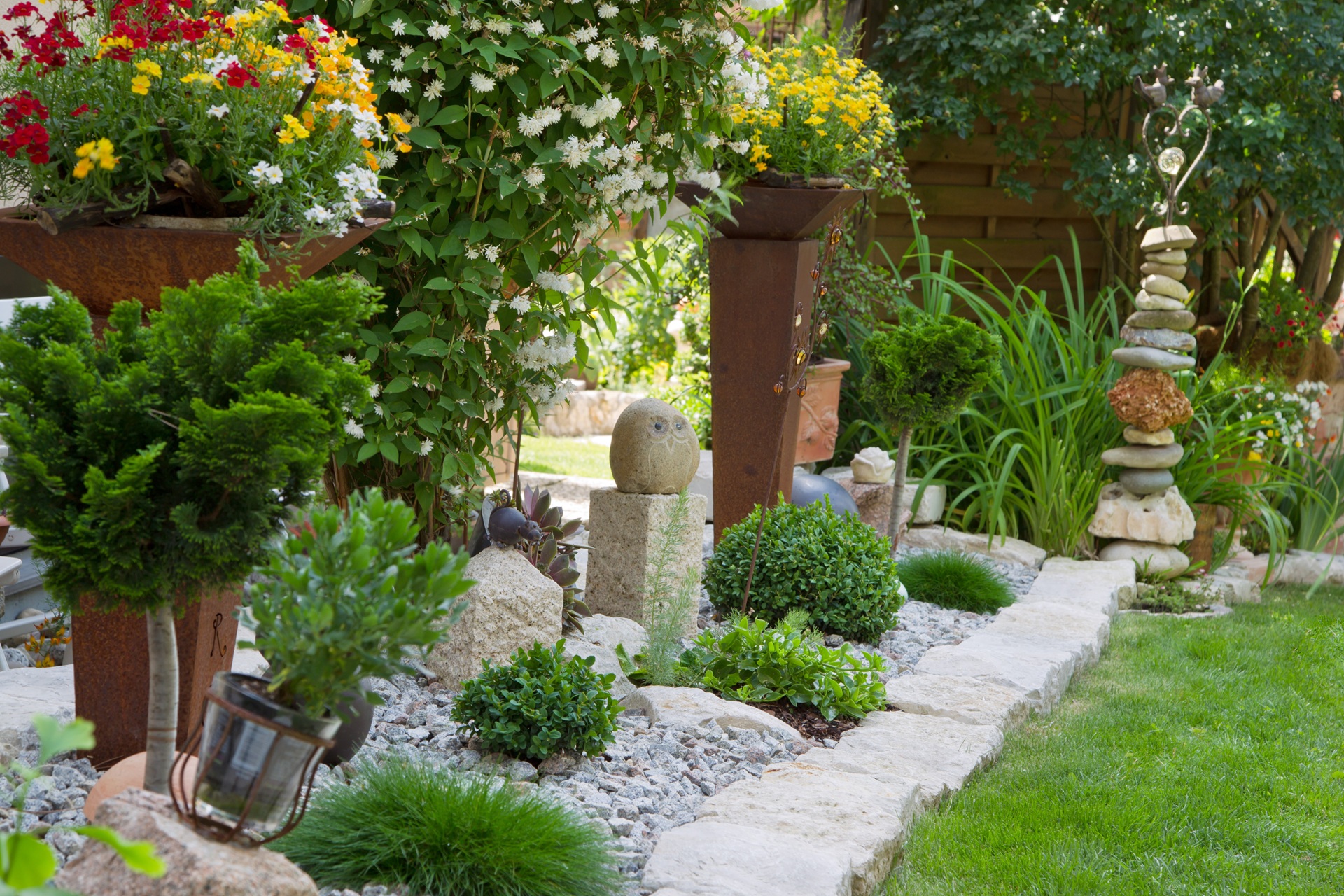Gestalteter Steingarten mit Kiesbeet | Gartendeko