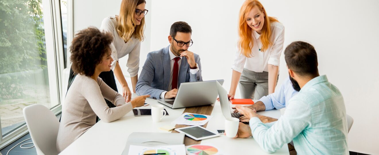 Team bespricht effiziente Tagesorganisation | Lohnabrechnung Outsourcing