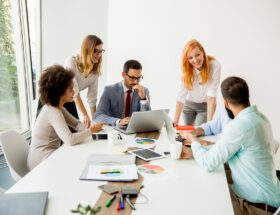 Team bespricht effiziente Tagesorganisation | Lohnabrechnung Outsourcing