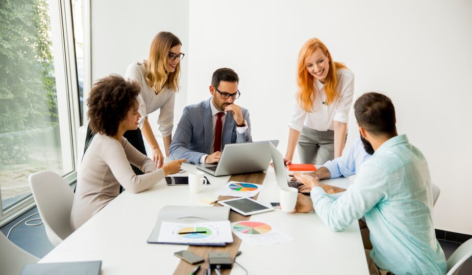 Team bespricht effiziente Tagesorganisation | Lohnabrechnung Outsourcing