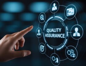 Hand zeigt auf digitales Qualitätssymbol | Anwalt für Produkthaftung